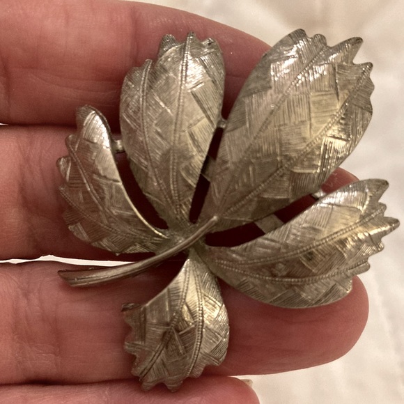 Heavy pewter LEAF brooch with veining. Old and gorgeous workmanship. - Picture 4 of 4